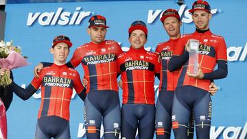 Los ciclistas del Bahrain-Merida posan en el podio tras una etapa del Giro de Italia 2019.