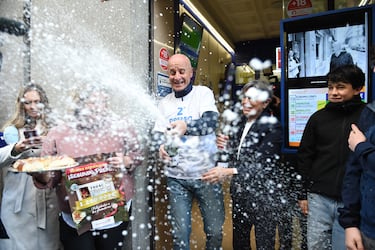 Empleados de la administración situada en la calle del Barquillo 10, celebran que han vendido el número 70048 correspondiente al Segundo Premio del Sorteo Extraordinario de la Lotería de Navidad 2025.