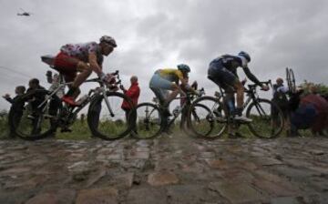 Vincenzo Nibali en el centro. 