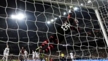 Diego López se estira en la falta que Xavi estrelló en el larguero.