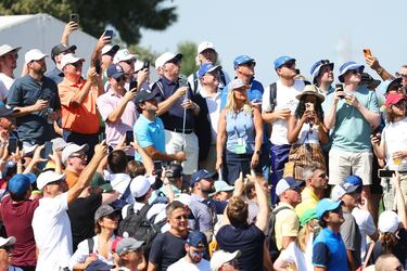 Carlos Sainz juega su segundo tiro en el primer hoyo durante el torneo. 