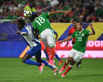 Mexico's Jesus Gallardo (C) defends against Alberth Ells from Honduras (L) during their quarterfinal 2017 CONCACAF Gold Cup match at the University of Phoenix Stadium on July 20, 2017 in Glendale, Arizona. / AFP PHOTO / Mark RALSTON