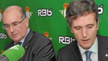 <b>ANTE LOS MEDIOS. </b>Manolo Castaño, a la izquierda, y Rodríguez Sacristán en su presentación.