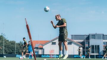 Ferran Jutglá, atacante del Celta, golpea el balón con la cabeza durante un entrenamiento de pretemporada.