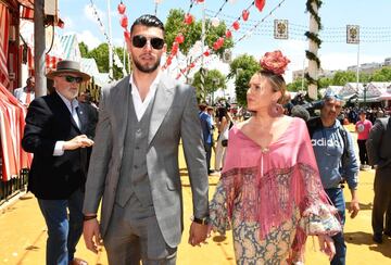 Los futbolistas se divierten en la Feria de Sevilla