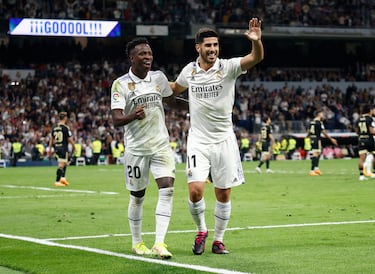 Vinicius celebra con Marco Asensio el 1-0 del partido.