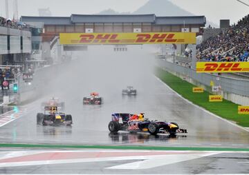 Bajo una lluvia torrencial arrancó el GP de Corea del Sur tras 17 vueltas detrás del ‘safety car’. Alonso reinó en el caos y Vettel vio como su propulsor decía basta a poco del final y se tuvo que retirar. Eso sí, antes él mismo apagó el incendio en su Red Bull. Hamilton acabó segundo, siendo él y el español los únicos aspirantes en lograr puntos: Webber quedó fuera por accidente y Button acabó 12º. Alonso culminaba su remontada poniéndose líder (231). Webber (220), Hamilton (210) y Vettel (206) seguían con opciones. Descartado quedaba ya Button (189).