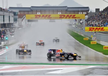Bajo una lluvia torrencial arrancó el GP de Corea del Sur tras 17 vueltas detrás del ‘safety car’. Alonso reinó en el caos y Vettel vio como su propulsor decía basta a poco del final y se tuvo que retirar. Eso sí, antes él mismo apagó el incendio en su Red Bull. Hamilton acabó segundo, siendo él y el español los únicos aspirantes en lograr puntos: Webber quedó fuera por accidente y Button acabó 12º. Alonso culminaba su remontada poniéndose líder (231). Webber (220), Hamilton (210) y Vettel (206) seguían con opciones. Descartado quedaba ya Button (189).