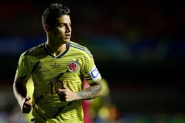 Napoli hoping to lure James by handing him Maradona's shirt