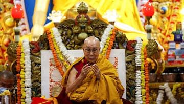 El líder espiritual tibetano, el Dalai Lama, asiste a una reunión de oración celebrada por su larga vida en el templo del Dalai Lama, en la ciudad montañosa de Dharamshala, al norte de la India, el 5 de julio de 2025.