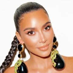 Kim Kardashian arrasa con su outfit navideño siendo comparada con Hulk