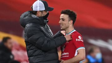 Diogo Jota habla con Klopp durante un partido del Liverpool.