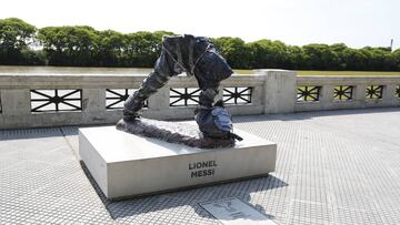 Buenos Aires 11 Enero 2017
El Monumento de Leonel Messi en el Paseo de la Gloria, donde fue destrozado por vandalismo.
Foto Ortiz Gustavo