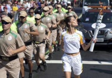 Alessandra Ambrosio llevando la llama olímpica al estadio.