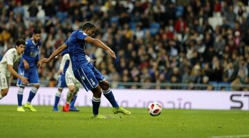 El jugador del Melilla Yacine Qasmi marca de penalti el 5-1.