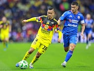 Erick Sanchez (L) of America fights for the ball with Erik Lira (R) of Cruz Azul during the 14th round match between America and Cruz Azul as part of the Liga BBVA MX Varonil, Torneo Clausura 2026 at Banorte (Azteca) Stadium, on April 11, 2026 in Mexico City, Mexico.