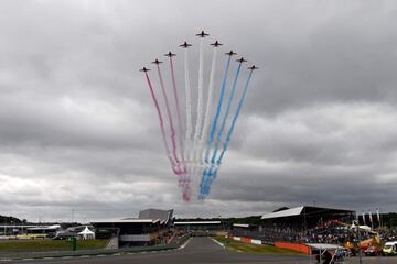 Miembros de la British Royal Air Force realizan una exhibición aérea con los colores de la bandera británica.