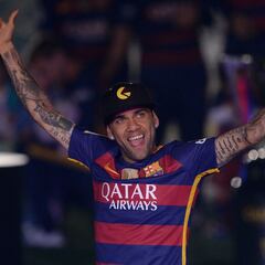 Barcelona to hold talks with Dani Alves over possible return