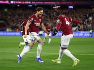 Soccer Football - Premier League - West Ham United v Wolverhampton Wanderers - London Stadium, London, Britain - April 10, 2026 West Ham United's Konstantinos Mavropanos celebrates scoring their fourth goal with Axel Disasi Action Images via Reuters/Matthew Childs EDITORIAL USE ONLY. NO USE WITH UNAUTHORIZED AUDIO, VIDEO, DATA, FIXTURE LISTS, CLUB/LEAGUE LOGOS OR 'LIVE' SERVICES. ONLINE IN-MATCH USE LIMITED TO 120 IMAGES, NO VIDEO EMULATION. NO USE IN BETTING, GAMES OR SINGLE CLUB/LEAGUE/PLAYER PUBLICATIONS. PLEASE CONTACT YOUR ACCOUNT REPRESENTATIVE FOR FURTHER DETAILS.. TPX IMAGES OF THE DAY