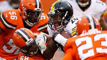 CLEVELAND, OH - NOVEMBER 20: Le&#039;Veon Bell #26 of the Pittsburgh Steelers carries the ball in front of the defense of Christian Kirksey #58, Demario Davis #56 and Joe Haden #23 of the Cleveland Browns during the first quarter at FirstEnergy Stadium on November 20, 2016 in Cleveland, Ohio.   Gregory Shamus/Getty Images/AFP
 == FOR NEWSPAPERS, INTERNET, TELCOS &amp; TELEVISION USE ONLY ==