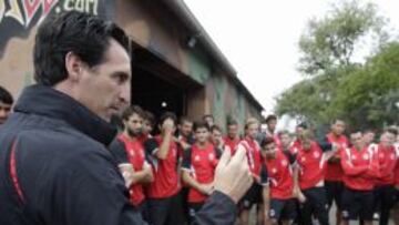 Emery, con sus jugadores.