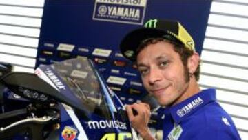 Valentino Rossi junto a la r&eacute;plica de la Yamaha R1.