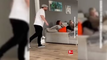 El momento en que el DT de FC K?ln tuvo que ver el partido en casa