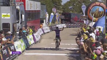 Iv&aacute;n Ramiro Sosa celebra su victoria en las Lagunas de Neila en la &uacute;ltima etapa de la Vuelta a Burgos 2019.