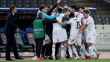 Grecia celebra el gol de Pavlidis.