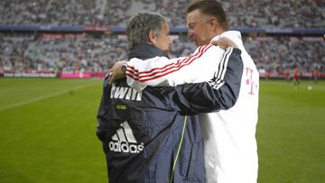 Los entrenadores Louis Van Gaal y José Mourinho, durante un partido.