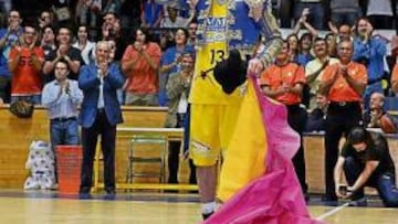 <b>SORPRENDIÓ A TODOS. </b>Así, a lo torero, se presentó Nacho Azofra en el Magariños, donde la afición del Estudiantes le homenajeó.