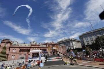 Aficionados saludan el paso de vehículos participantes en el Rally Dakar 2015.