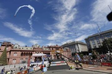 Aficionados saludan el paso de vehículos participantes en el Rally Dakar 2015. 