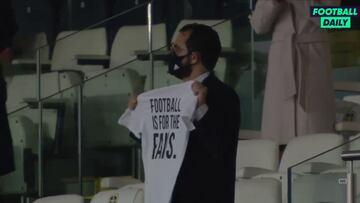 La camiseta anti-Superliga del español Víctor Orta antes del Leeds-Liverpool