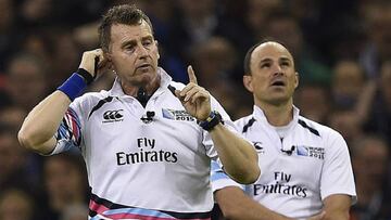 Nigel Owens arbitra durante un partido de la Copa del Mundo de Rugby 2015.