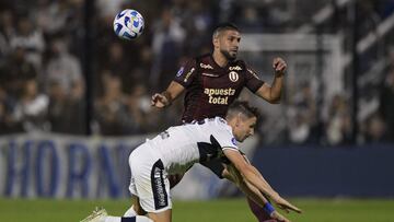 Gimnasia y Esgrima's forward Franco Soldano (Front) and Universitario's Argentine defender Matias Di Benedetto vie for the ball during the Copa Sudamericana group stage first leg football match between Gimnasia y Esgrima La Plata and Universitario, at the Estadio del Bosque stadium in La Plata, Argentina on April 5, 2023. (Photo by JUAN MABROMATA / AFP)