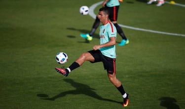 Cristiano and Pepe join up with the Portugal squad after rest
