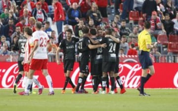 Los jugadores celebran el 0-2.
