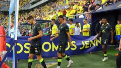 Los jugadores del Cádiz y del Almería portan antes del partido una pancarta con el lema 'Todos somos Jenni'.