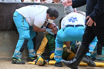 El jockey Stefano Piras se cae de su caballo Uragano Rosso.