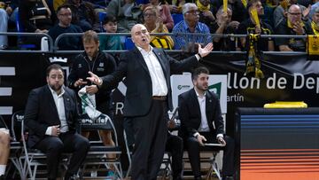 GRAFCAN206. LA LAGUNA (TENERIFE), 04/01/2025.- El entrenador del Surne Bilbao Basket, Jaume Ponsarnau, durante el partido de la jornada 15 de la Liga Endesa que enfrentó a su equipo con La Laguna Tenerife este sábado en el pabellón Santiago Martín en La Laguna, (Tenerife).EFE/ Miguel Barreto