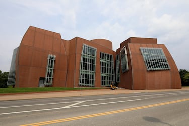 inaugurado en 1999 en el campus médico de la Universidad de Cincinnati, es una obra clave de Gehry en EE. UU. Destaca por ser uno de sus pocos edificios principales donde sustituyó el metal reflectante por ladrillo rojo, el material dominante en el campus. A pesar del material tradicional, Gehry aplicó su estilo distintivo de formas curvas y volúmenes salientes, creando un edificio que parece estar en constante movimiento.