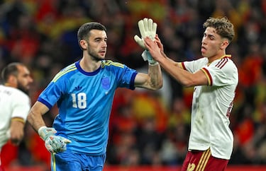 El portero del Barcelona se estrena con la selección española sustituyendo a David Raya. En la imagen con Fermín López.