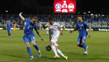 Pablo Fornals entre Florent Hardergjonaj y Elbasan Rashani.