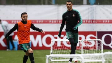 Bernardo Silva y Cristiano Ronaldo durante un entrenamiento de la selección portuguesa de fútbol en Kratovo para preparar su debut en el Mundial de Rusia ante España.