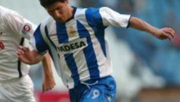 <b>SIN GOL.</B> El internacional español volvía a jugar con el Deportivo, pero Luque acusó no sólo la falta de minutos, sino la escasez de pólvora. No tuvo suerte de cara a gol.