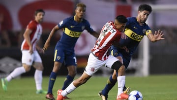 BUENOS AIRES, ARGENTINA - DICIEMBRE 10: Pablo Perez (I) de Boca Juniors y Ivan Gomez Romero (C) de Estudiantes, durante el juego de la Fecha 12 de la Superliga 2017/2018 de la Liga Argentina de Futbol en el estadio Centenario el 10 de Diciembre de 2017, e