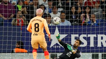 Soccer Football - LaLiga - Espanyol v Atletico Madrid - RCDE Stadium, Cornella de Llobregat, Spain - May 24, 2023 Atletico Madrid's Antoine Griezmann has his shot saved by Espanyol's Fernando Pacheco REUTERS/Albert Gea