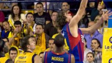 <b>FESTÍN. </b>Roger Grimau encesta ante la mirada de Nelson y Morris.