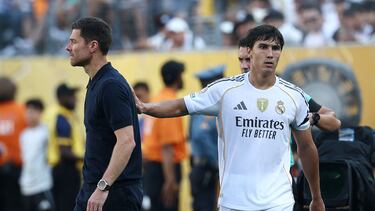 Gonzalo saluda a Xabi Alonso tras ser sustituido ante el Dortmund.